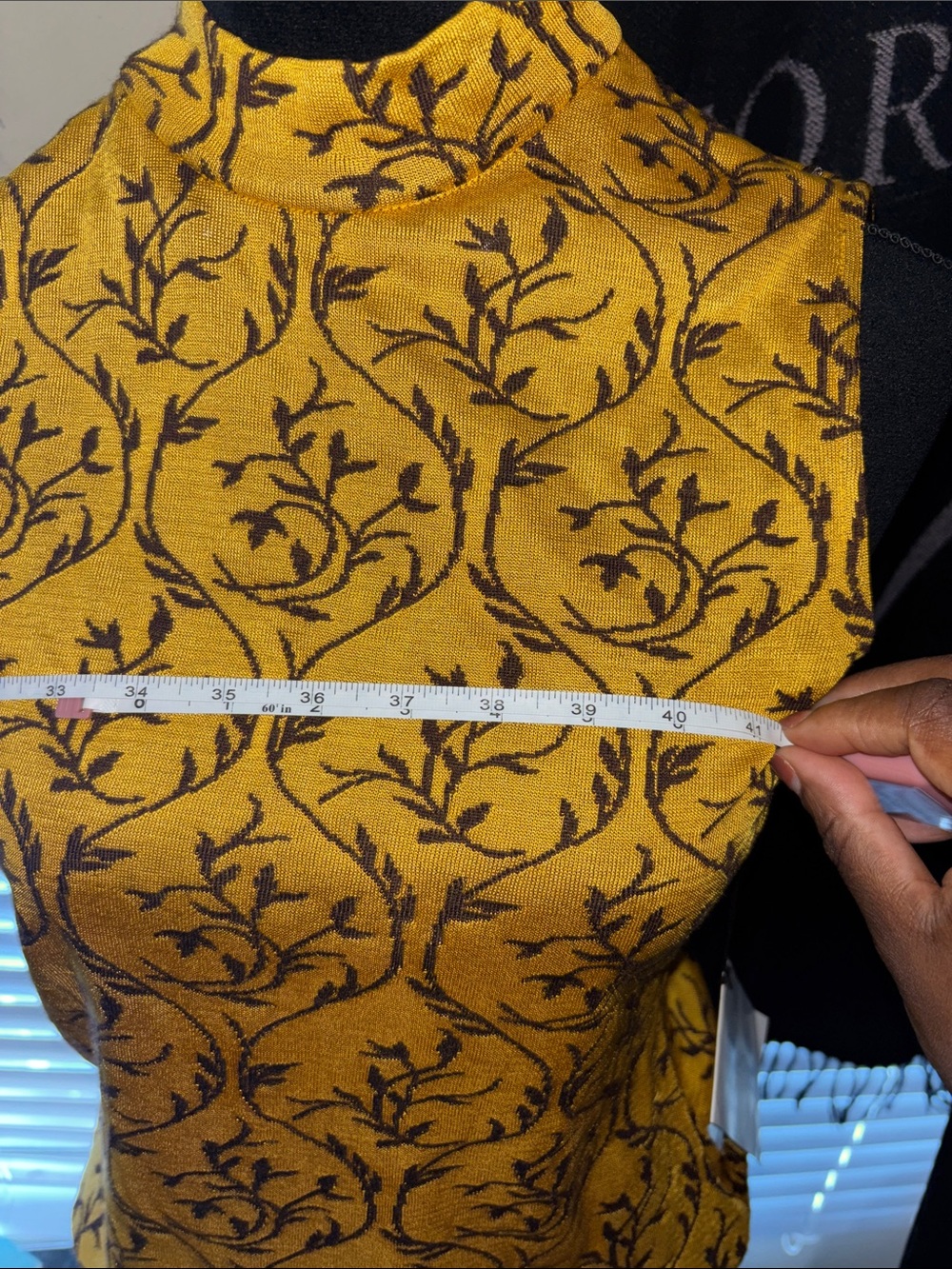 New St. John Sleeveless Yellow Brocade Mock Neck Top - Picture 6 of 7